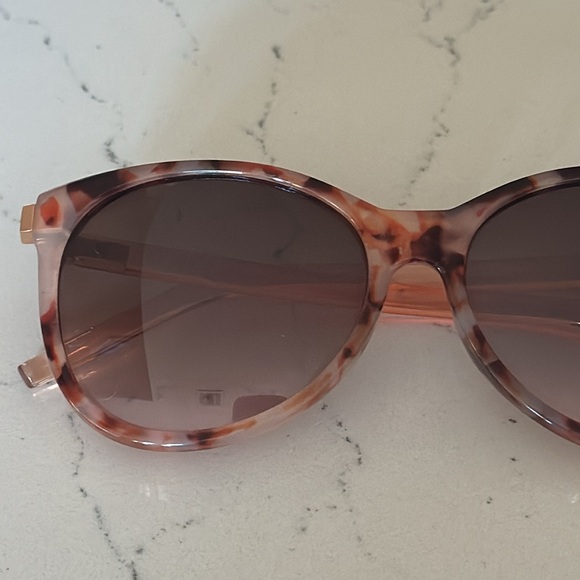 Chic Tortoiseshell Sunglasses - Picture 2 of 15